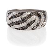 9ct White Gold Black And White Diamond Ring, R