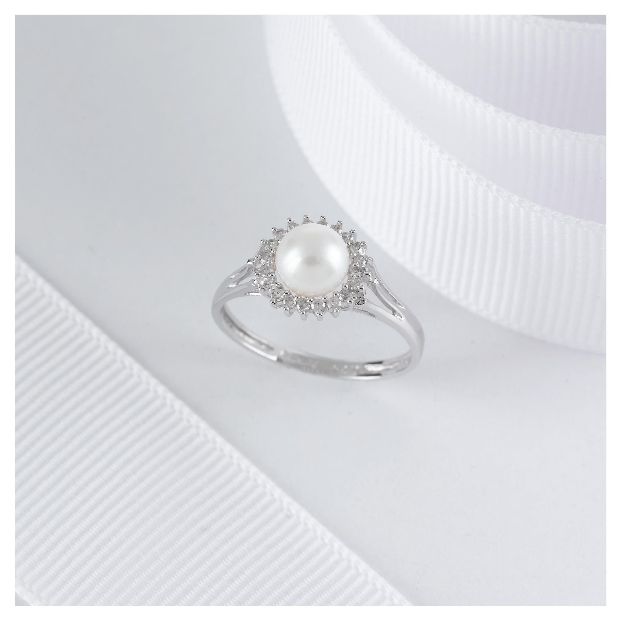 9ct White Gold Pearl And Diamond Cluster  Ring, P