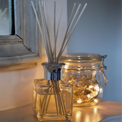 Image of Harbour Housewares Red Fruit & Clove Reed Diffuser Air Freshener Set. 100ml