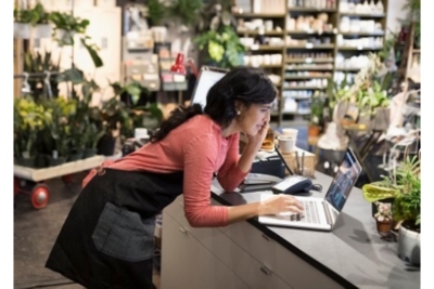 florist working 